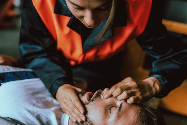 Problèmes de santé. Attaque cardiaque. Homme inconscient.