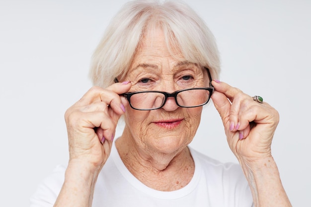 Problèmes de vision femme âgée avec des lunettes fond isolé