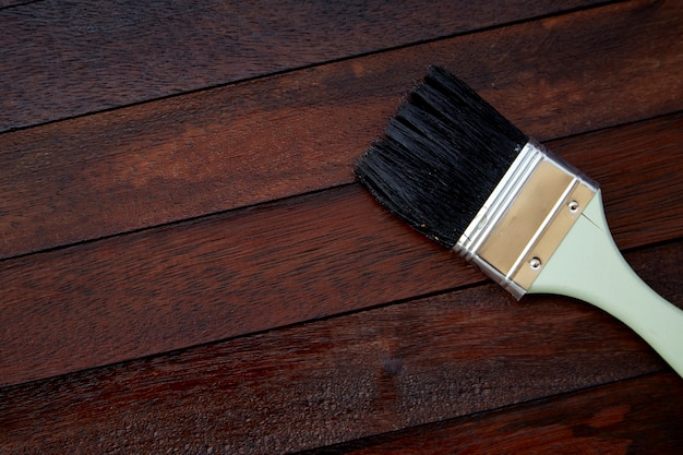 Procédé de peinture des surfaces en bois avec une brosse