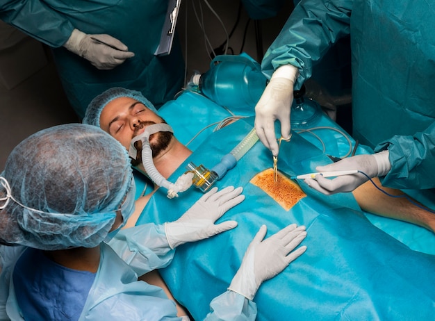 Photo procédure chirurgicale à l'hôpital faite par des médecins