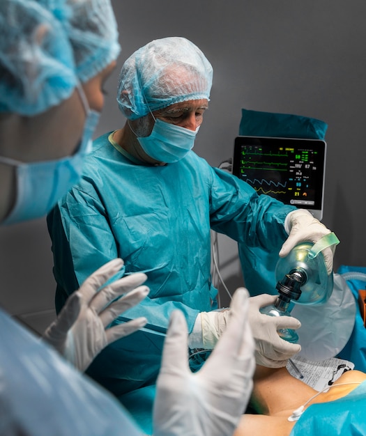 Photo procédure chirurgicale à l'hôpital faite par des médecins