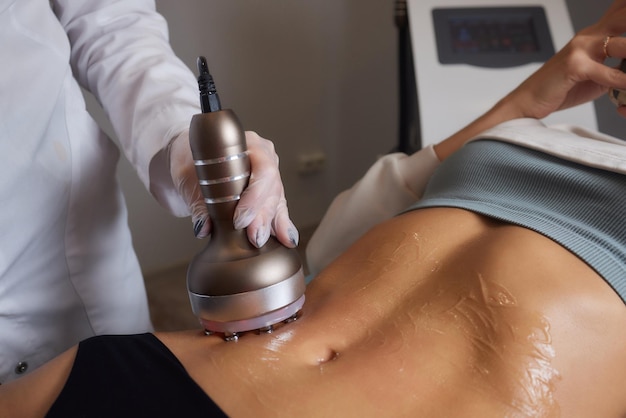 Procédure d'élimination de la cellulite sur l'abdomen féminin cavitation massage du ventre massage par ultrasons pour peser