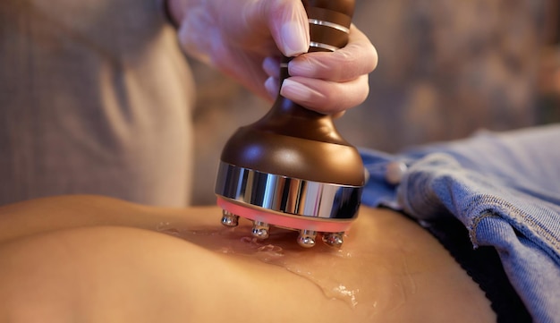 Procédure d'élimination de la cellulite sur l'abdomen féminin, massage du ventre par cavitation, massage ultrasonique pour