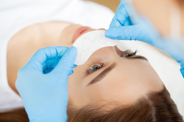 Procédure d'extension de cils maître faux longs cils beaux yeux féminins