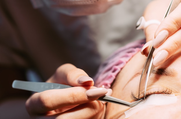 Procédure D'extension Des Cils. œil De Femme Aux Longs Cils.