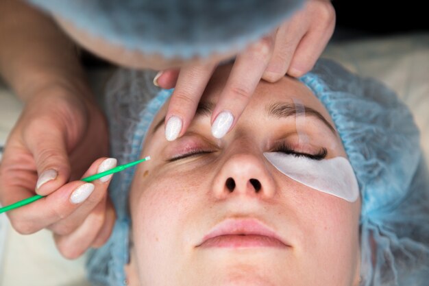 Procédure d'extension des cils. Oeil de femme avec de longs cils. Cils, gros plan, macro, mise au point sélective.