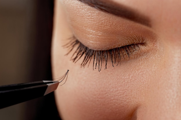 Procédure d'extension de cils Oeil de femme avec de longs cils Lashes close up macro selective focus
