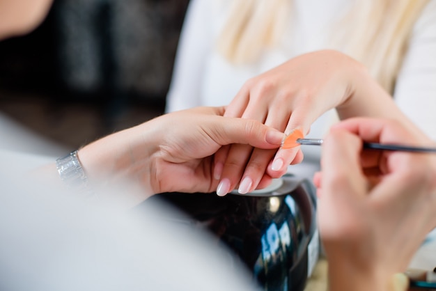 Procédure de manucure avec les ongles brillants