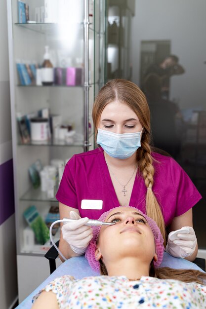 Procédure de médecine de soins de cosmétologie. Soins de la peau femme sur table de cosmétologie.