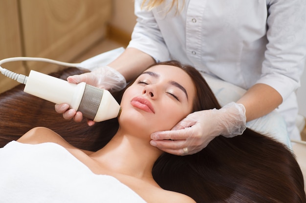 La procédure de photoépilation dans le salon de beauté. Cosmétologie matérielle. Thérapie aux micro-courants. Fermer