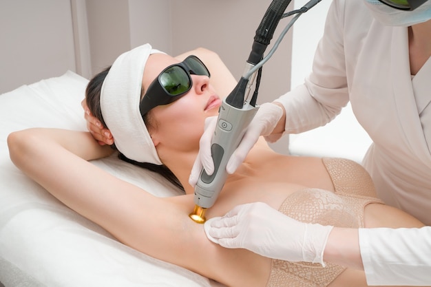 La procédure pour épiler le corps d'une femme dans une clinique de cosmétologie épilation au laser