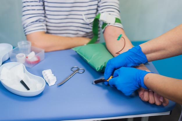 Procédure de prise de sang d'une veine à l'hôpital