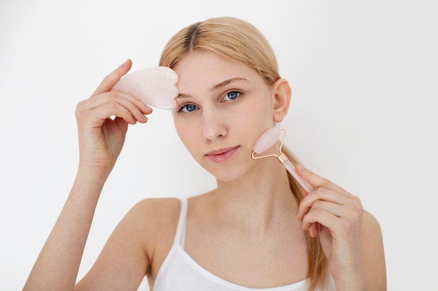 Photo procédure de visage de gua sha en cours pour femme