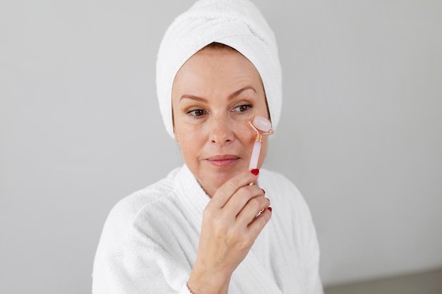 Photo procédure de visage de gua sha en cours pour femme