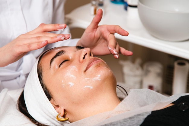 Procédures des cliniques de soins de la peau pour l'élasticité de la peau du visage