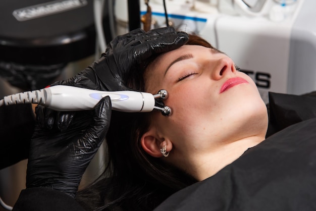 Procédures de correction des sourcils et des lèvres pour le rajeunissement du visage dans le salon de beauté