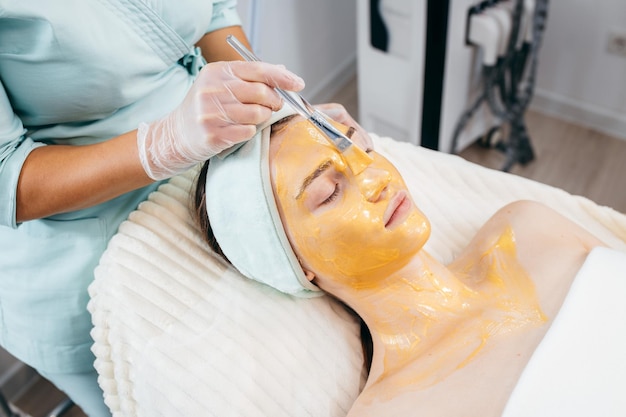 Procédures de soins du visage pour les jeunes femmes à la clinique de cosmétologie moderne