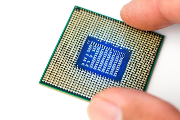 Processeur CPU sur fond blanc Mise au point sélective pour le processeur CPU