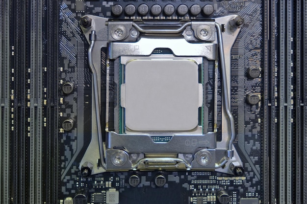 Processeur CPU haute performance en gros plan installé sur le socket cpu sur la carte mère du bureau de l'ordinateur