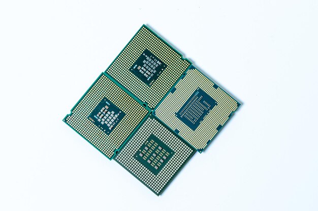 Processeur de l'ordinateur CPU Unité centrale de traitement microchip isolé sur fond blanc