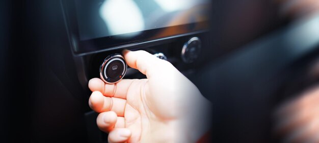 Le processus de choix de la climatisation dans la voiture Diverses commandes dans les interrupteurs automatiques Intérieur de voiture moderne