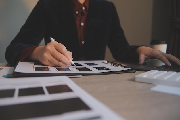 Processus de conception de l'interface utilisateur pour une application mobile et un site Web à la mode Prototype créatif d'un wireframe pour un développeur d'applications professionnel