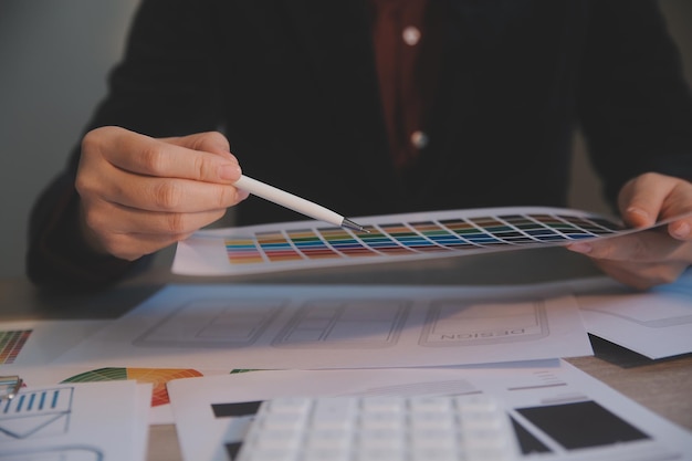 Processus de conception de l'interface utilisateur pour une application mobile et un site Web à la mode Prototype créatif d'un wireframe pour un développeur d'applications professionnel