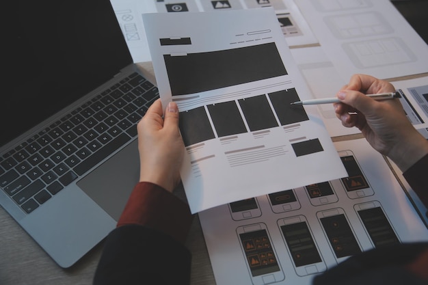 Processus de conception d'interface utilisateur UX pour une application mobile et un site Web à la mode Prototype créatif de structure filaire pour développeur d'applications professionnelles