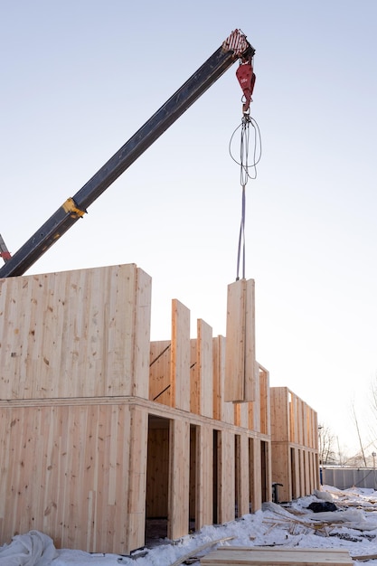 Photo le processus de construction d'une maison modulaire moderne faite de panneaux composites sip par une journée ensoleillée