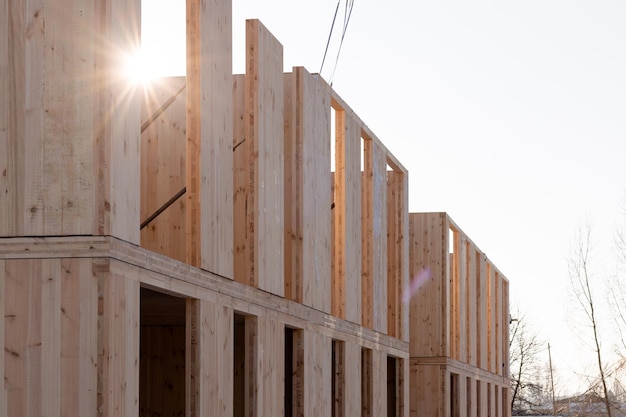 Photo le processus de construction d'une maison modulaire moderne faite de panneaux composites sip par une journée ensoleillée