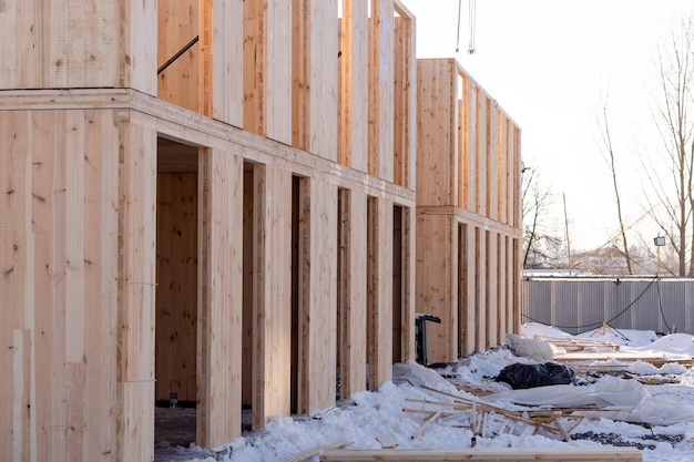 Photo le processus de construction d'une nouvelle maison modulaire moderne à partir de panneaux composites sip en hiver