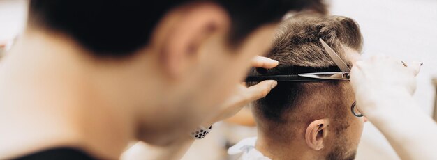 Processus de coupe de cheveux avec des ciseaux coiffeur pour hommes salon de coiffure