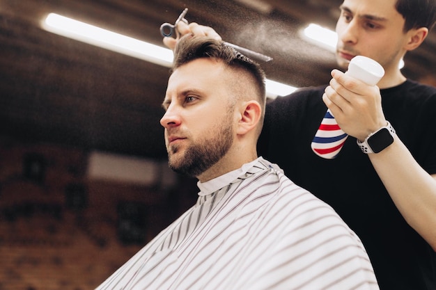 Processus de coupe de cheveux avec des ciseaux coiffeur pour hommes salon de coiffure