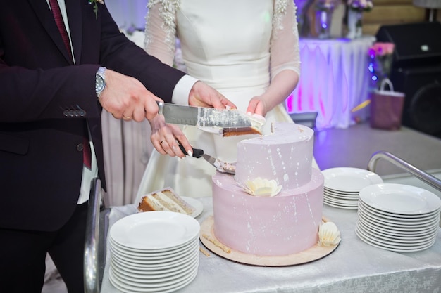 Le processus de coupe du gâteau de mariage lors de la célébration 2238