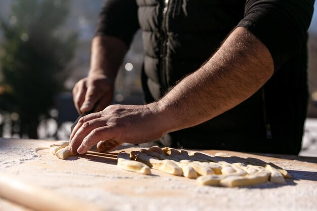 Le processus de coupe de la pâte pour les boulettes de cuisine en plein air