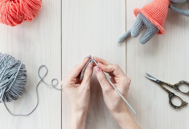 Processus de couture au crochet sur fond de bois