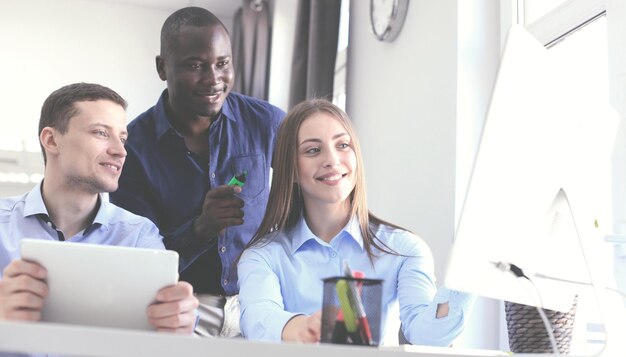 Processus de coworking, projet de travail d'équipe de concepteurs. Photo d'une équipe de jeunes entreprises travaillant avec un nouveau bureau moderne de démarrage