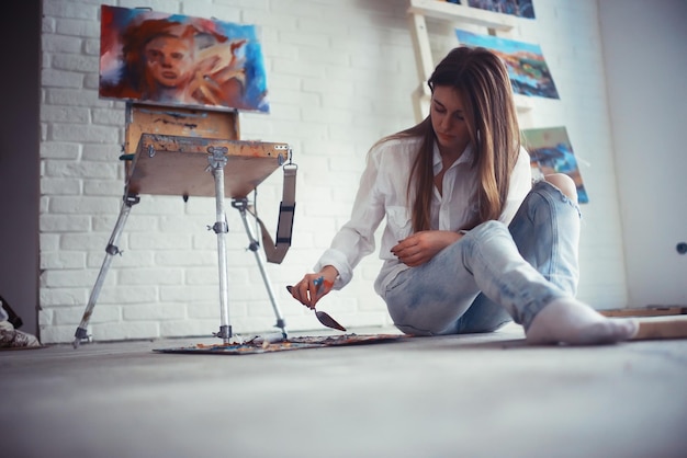 Photo processus créatif d'artiste de portrait de dessin