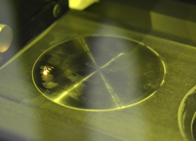 Le processus de création d'un objet métallique avec un laser