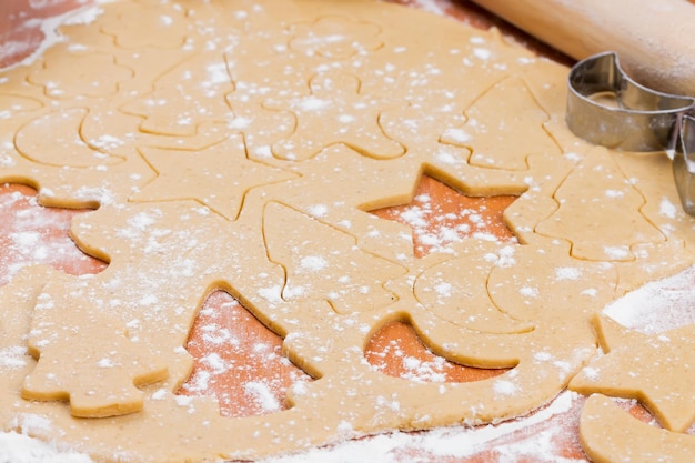 Le processus de cuisson des biscuits faits maison Couper les moules à biscuits