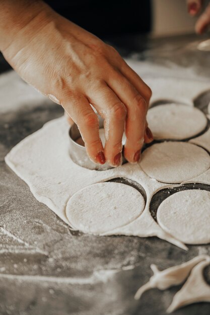 le processus de cuisson des boulettes