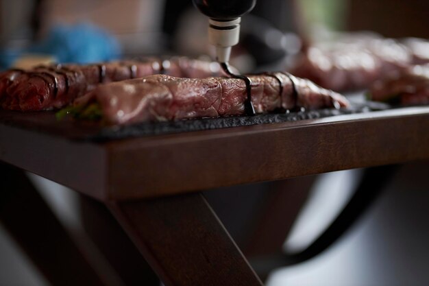 processus de cuisson du boeuf filet de boeuf sur un support en bois viande juteuse