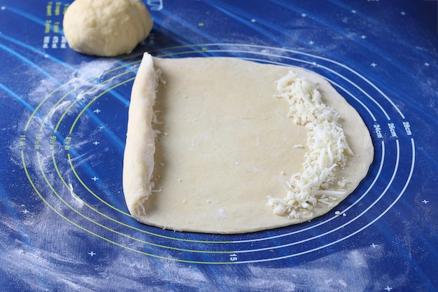 Processus de cuisson du khachapuri géorgien avec du fromage la pâte est roulée en cercle et les bords sont rentrés instructions étape par étape