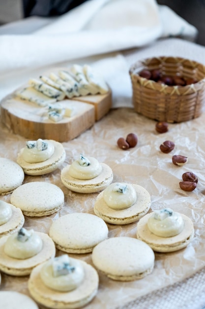 Photo le processus de cuisson du macaron sur fond clair garniture au fromage dorblu