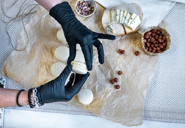 Le processus de cuisson du macaron sur fond clair garniture au fromage dorblu