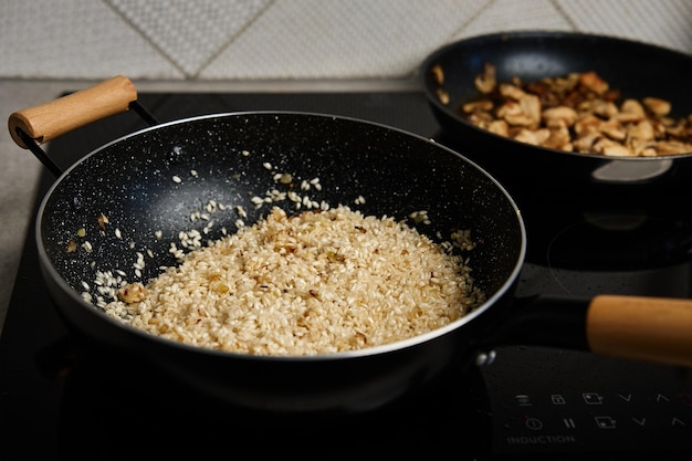 Processus de cuisson du riz risotto arborio dans une poêle à frire à la maison cuisine cuisine italienne plat