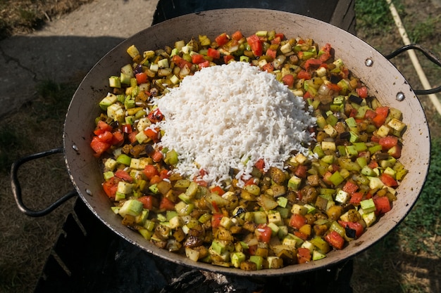 Processus de cuisson de la paella aux fruits de mer