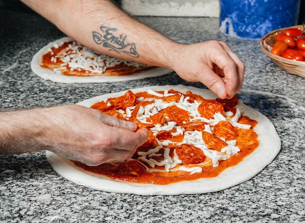 Processus de cuisson de la pizza italienne traditionnelle avec de la mozzarella au fromage jambon sur un concept de cuisine de restaurant de table