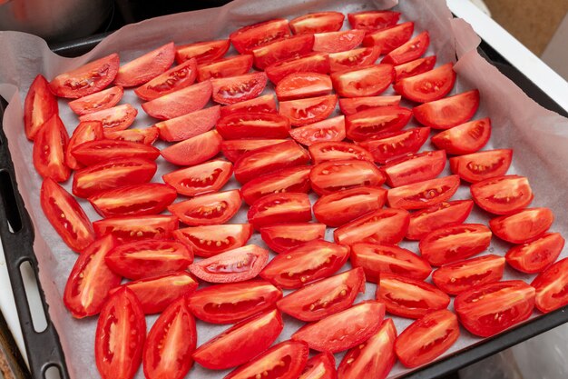 Processus de cuisson de tranches de tomates rouges séchées maison. Cuisine de cuisine méditerranéenne italienne traditionnelle.