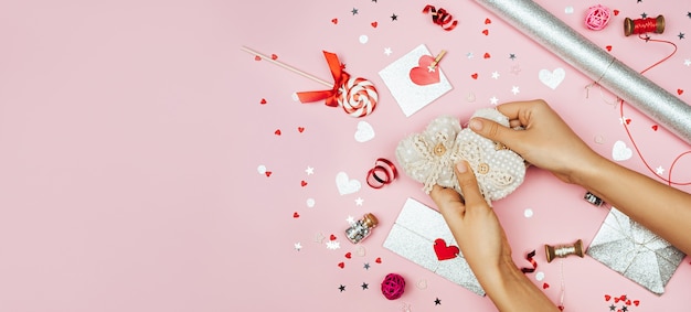 Le processus de décoration d'une carte de voeux pour la Saint-Valentin